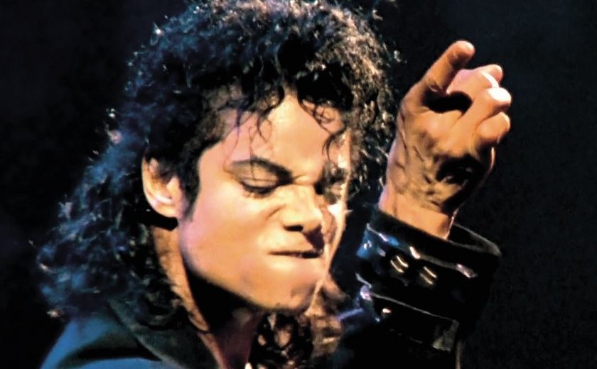 Mulher diz que foi molestada por Michael Jackson aos 12 e que família recebeu US$ 1 milhão para manter silêncio