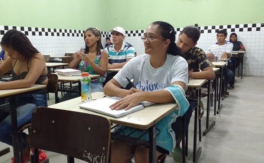 Mais de 20 mil alagoanos fazem exame para certificação dos ensinos fundamental e médio