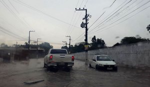 Chuva forte deixa ruas alagadas em Arapiraca