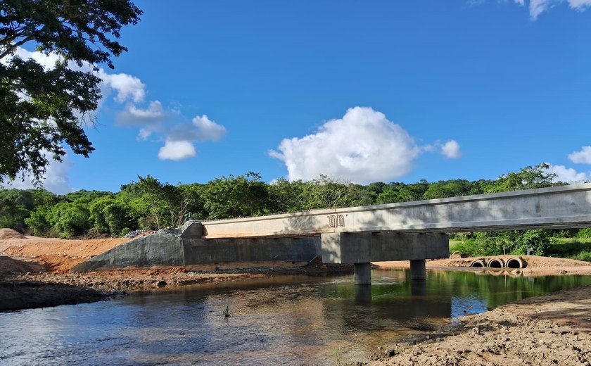 Ponte em construção promete mais segurança para moradores e produtores rurais de São Sebastião