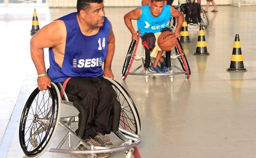 Prática de basquete transforma a vida de cadeirantes
