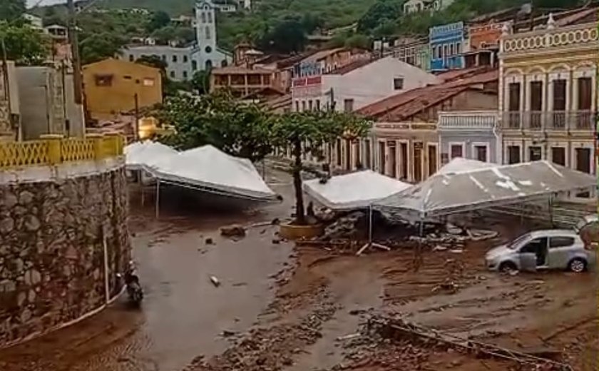 Em trégua das chuvas, Piranhas inicia operação de limpeza no Centro Histórico