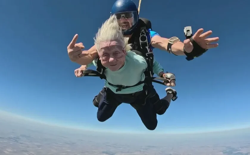 Idosa de 104 anos se torna a pessoa mais velha do mundo a saltar de paraquedas