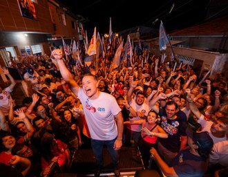 Renan Filho apresenta o Vida Nova nas Grotas 2 em caminhada com 10 mil pessoas