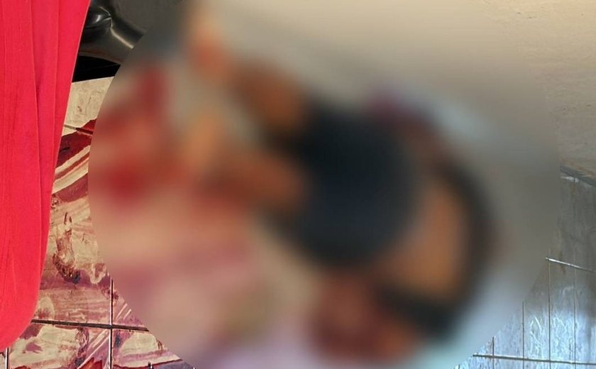 Idoso é encontrado morto com marcas de tiros dentro de casa no Petrópolis