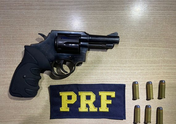 Polícia Rodoviária Federal prende homem por porte ilegal de arma na BR-101