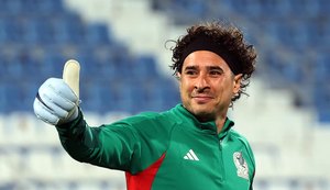 Entenda por que goleiro Ochoa, ex de Dulce María, é considerado 'Mariah Carey das Copas'