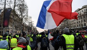 Coletes amarelos vão às ruas na França no 5º sábado de protestos