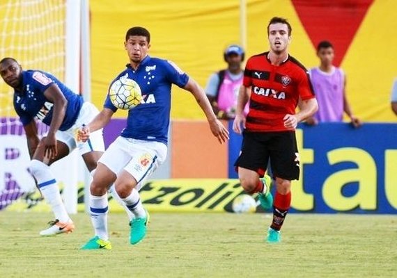 Cruzeiro anuncia dispensa do volante Denilson após cinco jogos