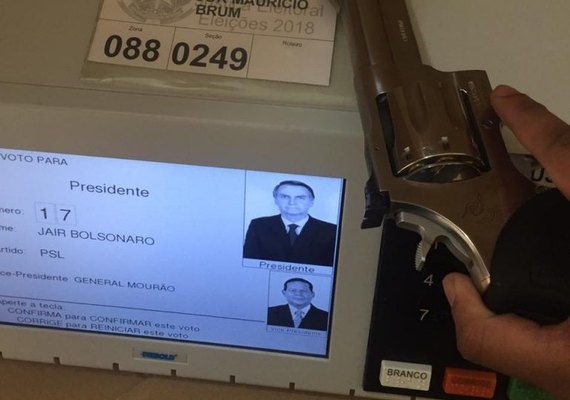 Eleitores de Bolsonaro postam foto e vídeo com armas na urna