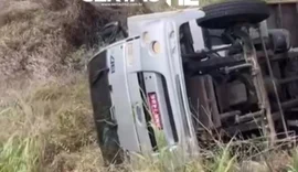 Caminhão tomba às margens da AL-220 no Sertão de Alagoas