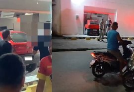 Carro invade agência bancária em Atalaia e motorista foge após acidente