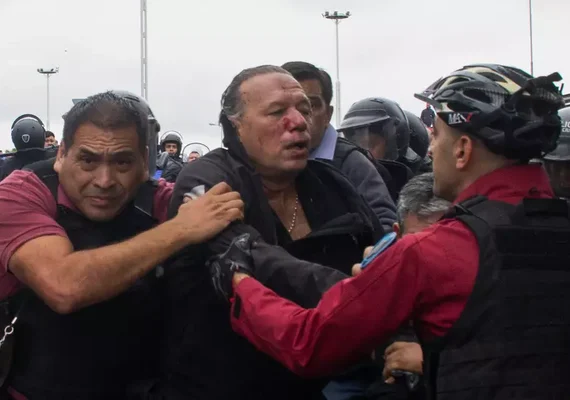 Ministro argentino é agredido por manifestantes durante protesto