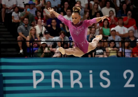Rebeca termina em 4º e Biles em 5º quinto na trave