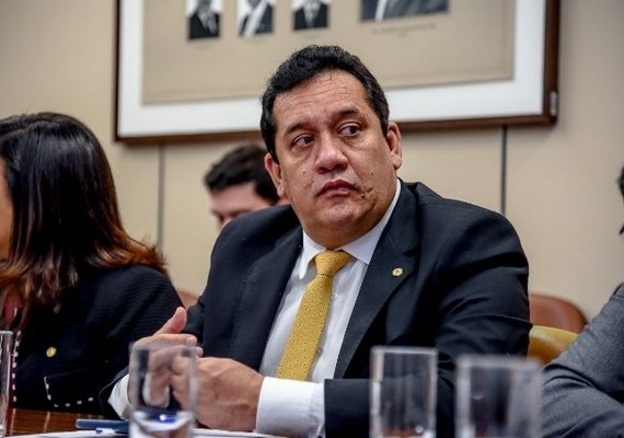 Deputado se arrepende de apoio a Rogério Teófilo