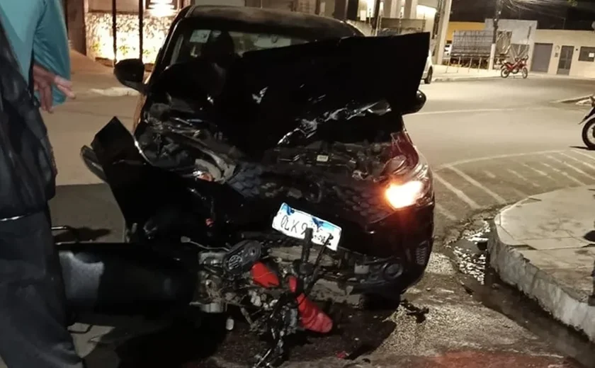 Entregador fica ferido após colisão entre moto e carro no Centro de Arapiraca