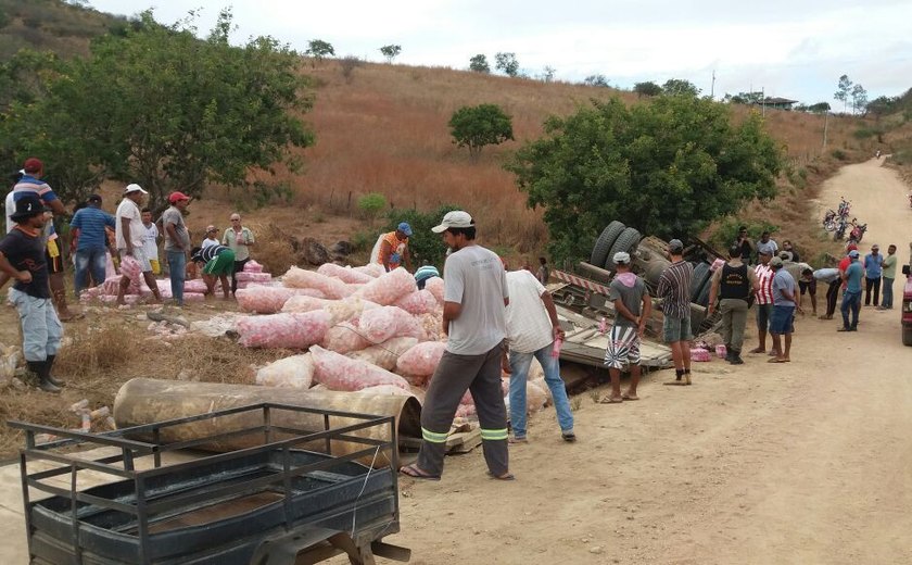 Caminhão tomba na Serra das Pias e dois ficam presos às ferragens