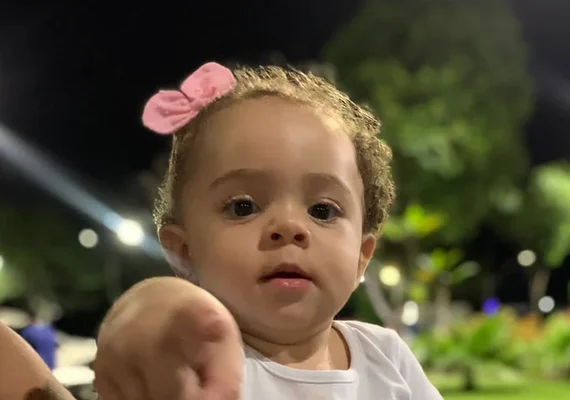 Mãe diz que menina com doença rara deve tomar remédio em Recife
