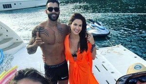 Gusttavo Lima e Andressa Suita curtem passeio de iate juntos