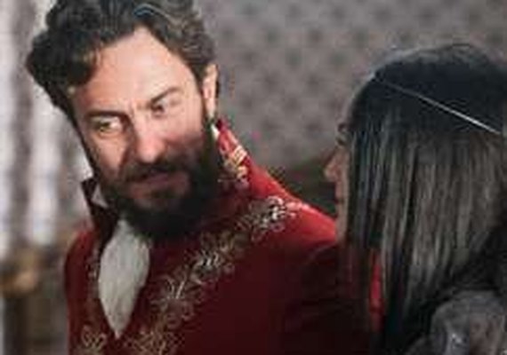 Novela 'Novo Mundo': Thomas tenta forçar noite de amor, mas Anna se recusa