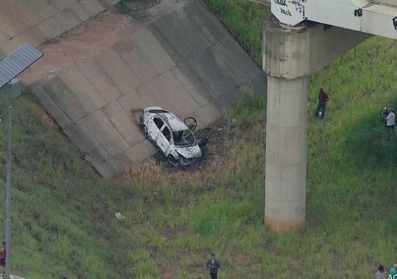 Polícia apura se carro e corpo carbonizado são de embaixador da Grécia