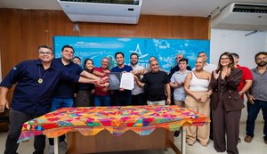 Prefeito Rodrigo Cunha sanciona pacote de leis que valoriza servidores de Maceió