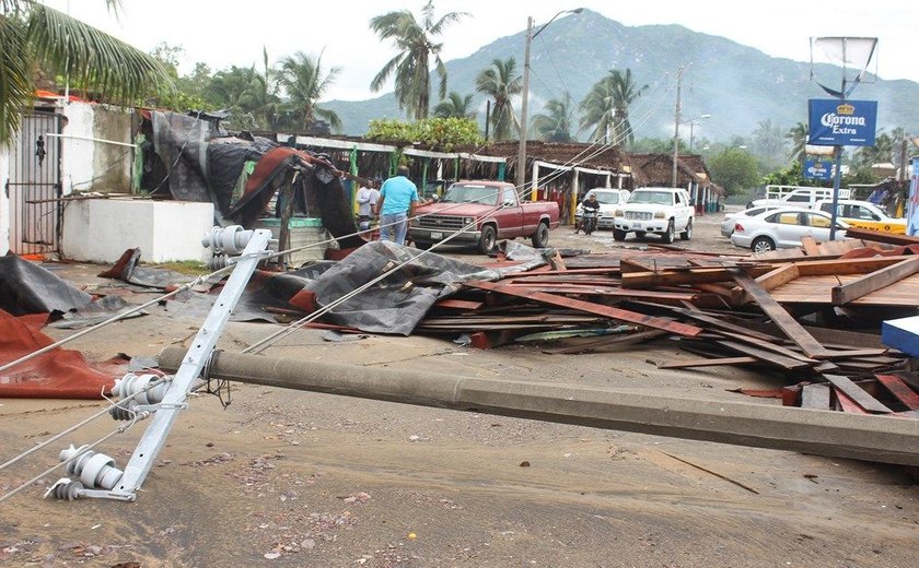 Península se prepara para passagem do furacão Lorena no México