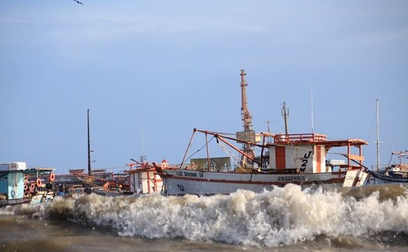 Mar agitado com ondas de até 4 metros afeta renda de pescadores na capital alagoana