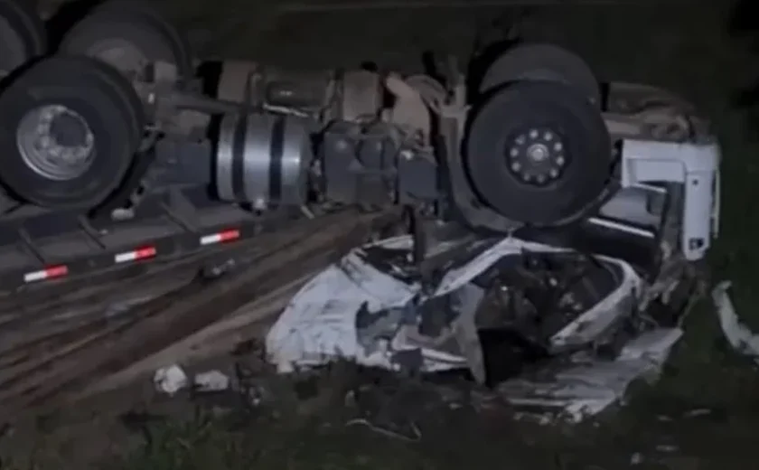 Carreta tomba e causa a morte de motorista na Cachoeira do Meirim