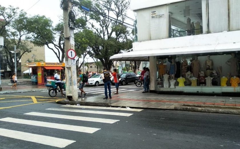 Cruzamento no Centro de Maceió é interditado para evitar aglomeração