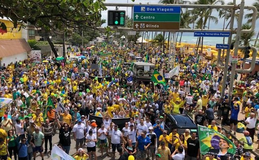 Marcha da Família pró-Bolsonaro compara feministas a cadela