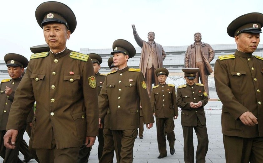 Coreia do Norte comemora 85º aniversário do exército com exercício com fogo real