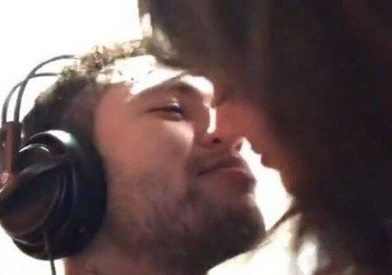 Neymar ganha beijão e torcida de Burna Marquezine enquanto joga videogame