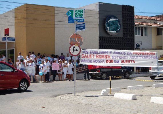 Familiares de professora atropelada e morta realizam ato