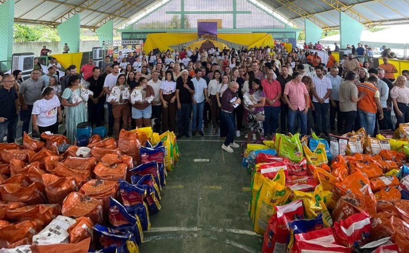 Cibele Moura doa 250 kg de ração e participa do lançamento do programa Pet Solidário