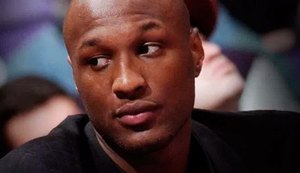 Lamar Odom entra em colapso durante festa e é socorrido por seguranças da boate