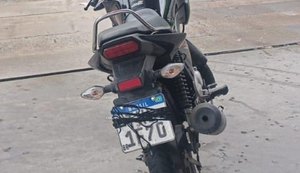 Condutor inabilitado é abordado pelo DMTT após tentativa de ocultar placa na Fernandes Lima