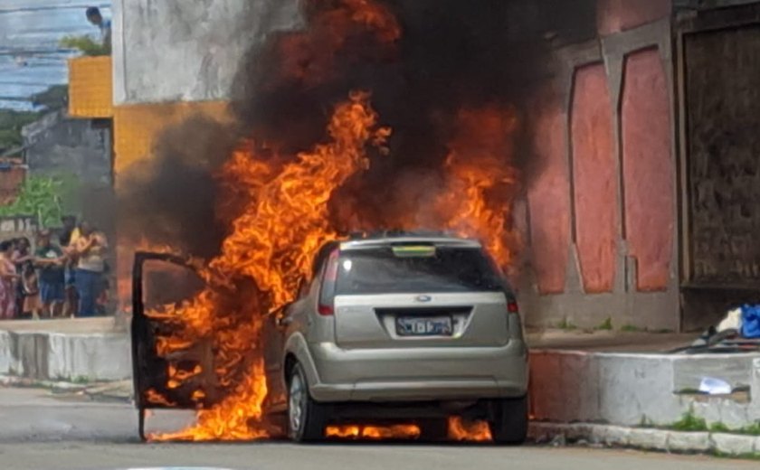 Carro pega fogo na Feirinha do Tabuleiro em Maceió