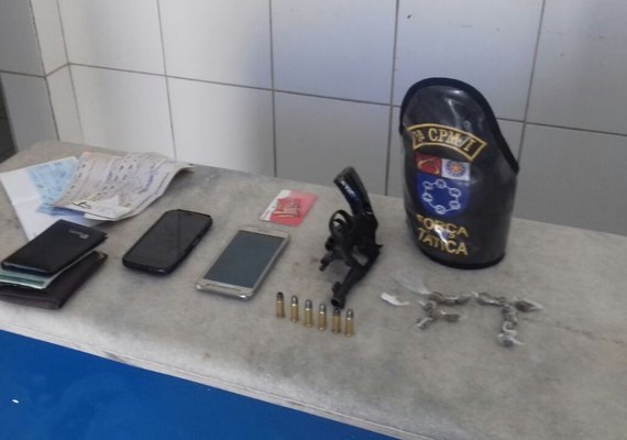 Polícia prende dupla com arma de fogo, drogas e cheque na Praia do Francês