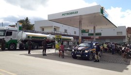 PRF escolta caminhões com combustível para abastecer aeroporto e postos em Alagoas