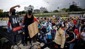 Milhares de venezuelanos criticam mortes em protestos contra Maduro