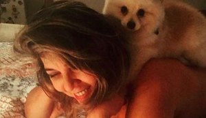 Cantora Roberta Miranda posa nua com cachorrinho nas costas