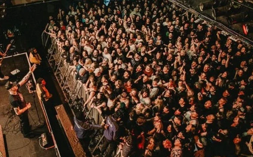 Fã sofre paralisia após ser atingida por vocalista que pulou na plateia