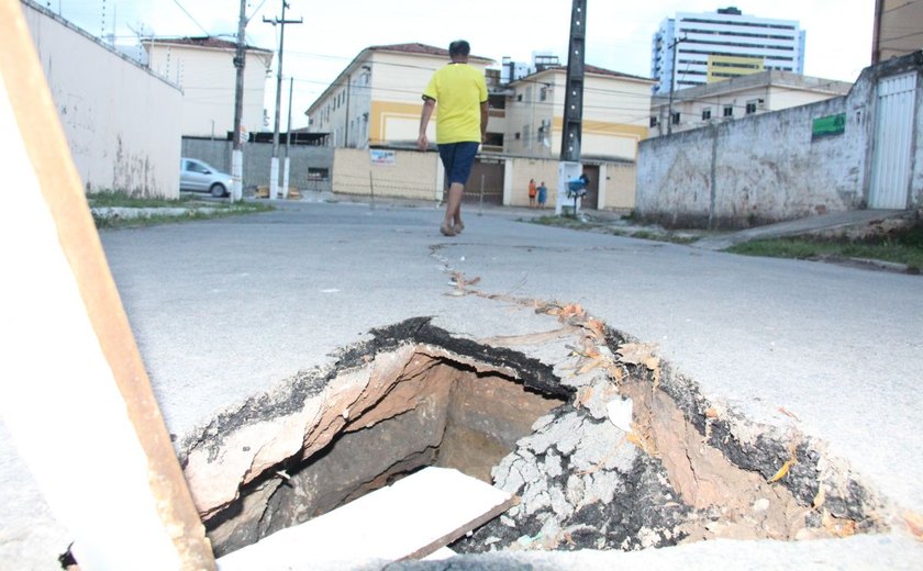 Equipe começa a investigar rachaduras em ruas no Pinheiro na segunda-feira
