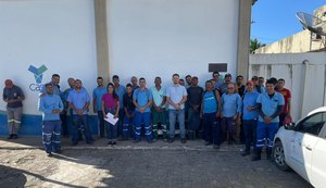 Casal realiza mutirão para retirada de vazamentos de água em Arapiraca