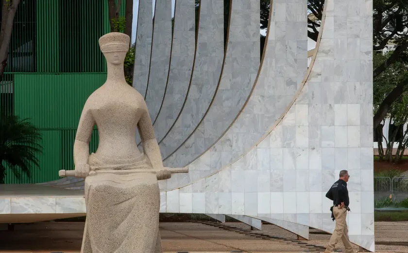 Primeira Turma do STF forma maioria para manter prisão de Bolsonaro