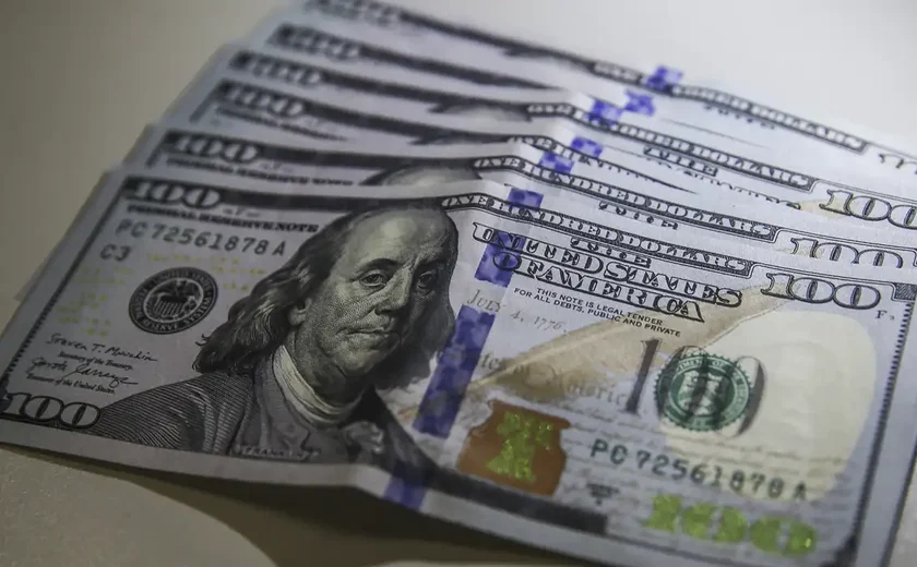 Dólar cai ao menor nível em três semanas; bolsa sobe 1,22%