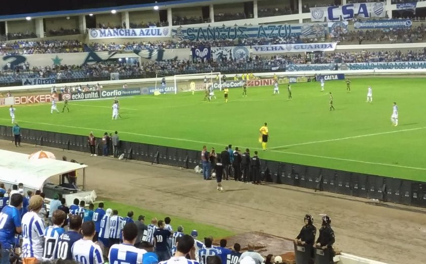 No Rei Pelé, CSA passa sufoco, mas empata com Coritiba nos acréscimos