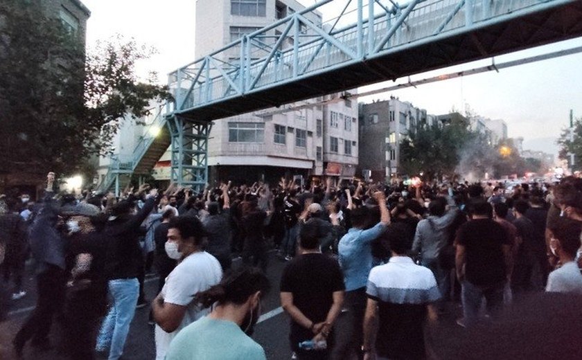 Ao menos 31 pessoas morrem no Irã em protestos após morte de mulher que deixou cabelo à mostra