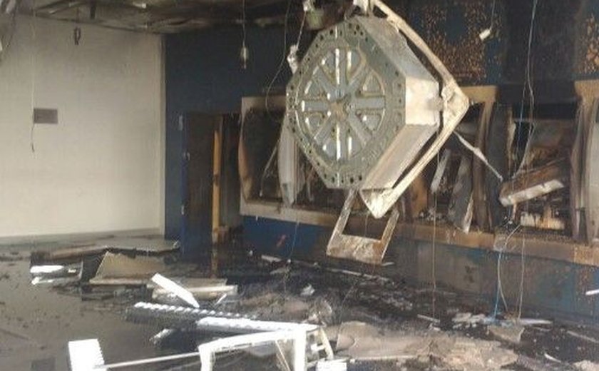 Supostos membros do PCC explodem agência bancária em Arapiraca